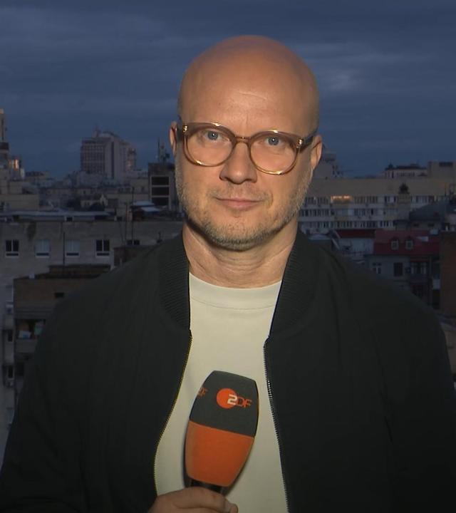 ZDF-Reporter Torge Bode bei ZDFheute live. 