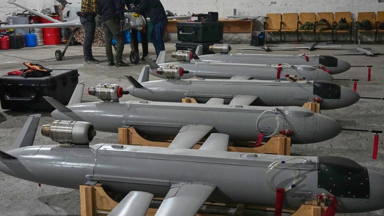 Ukraine: Soldaten des ukrainischen Verteidigungsministeriums stellen an einem ungenannten Ort in der Ukraine Drohnen gegen Russland auf