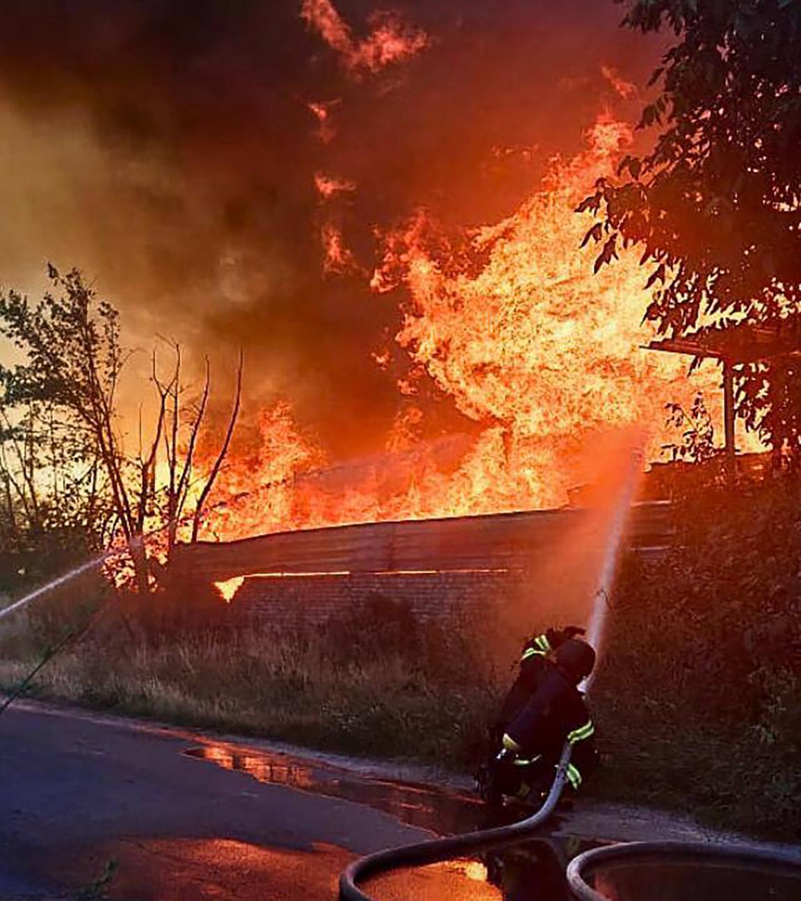 Feuerwehrleute beim Löschen eines Brandes nach einem russischen Angriff in der Region Kiew (Ukraine), aufgenommen am 09.07.2025