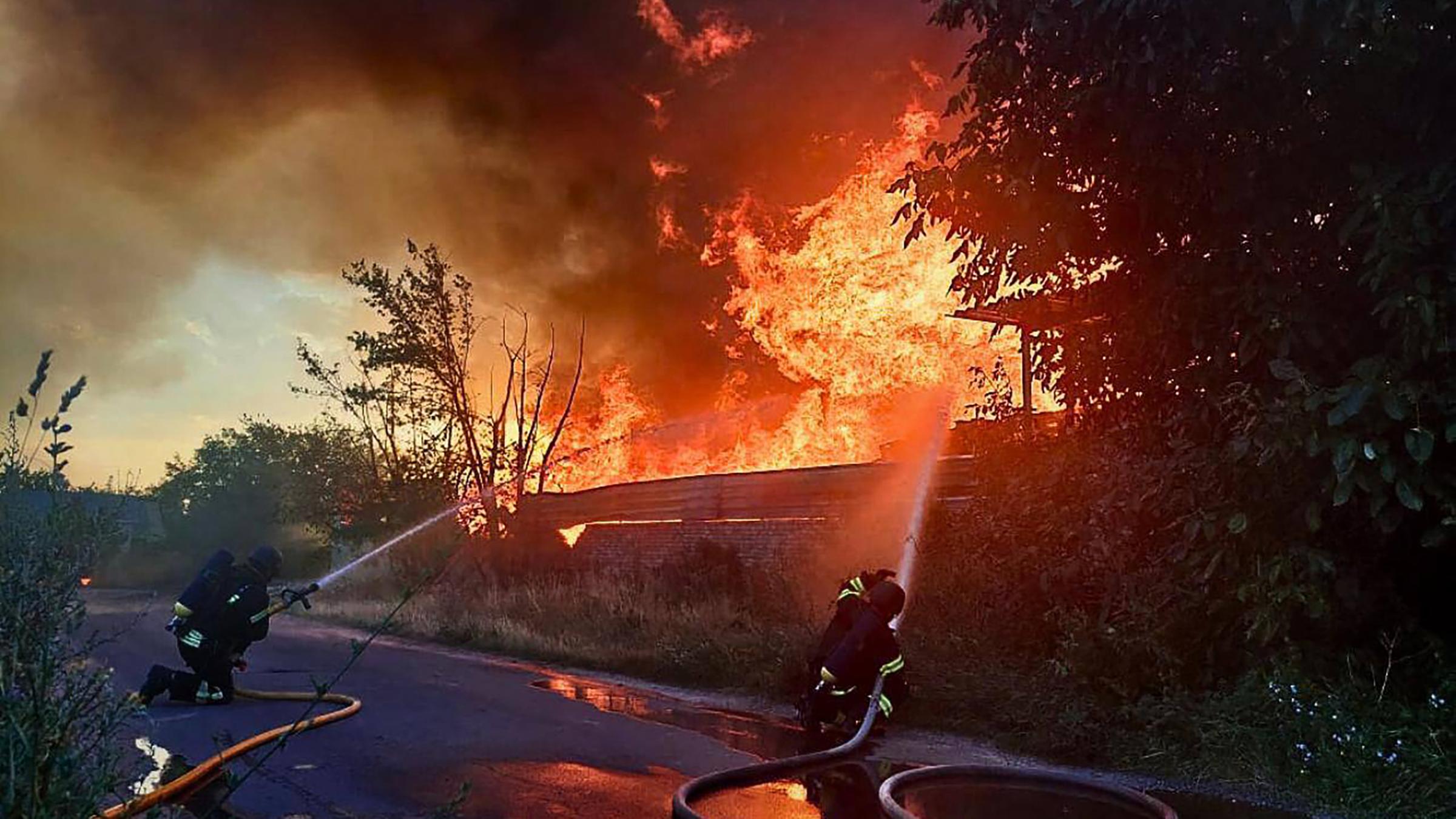 Feuerwehrleute beim Löschen eines Brandes nach einem russischen Angriff in der Region Kiew (Ukraine), aufgenommen am 09.07.2025