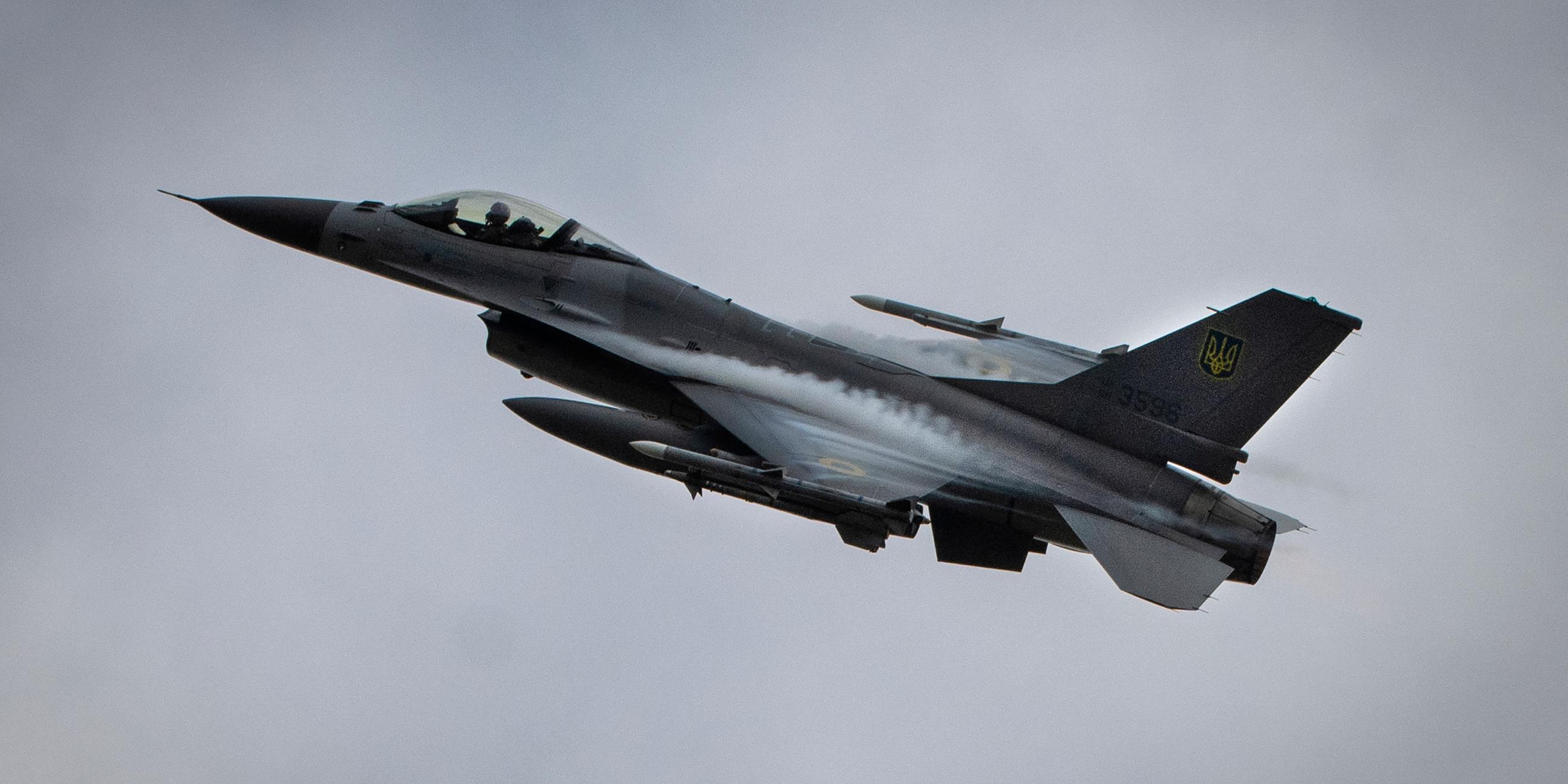 Ein F16 Kampfjet der ukrainischen Luftwaffe im Flug