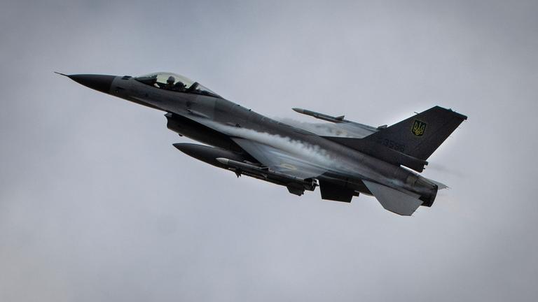 Ein F16 Kampfjet der ukrainischen Luftwaffe im Flug