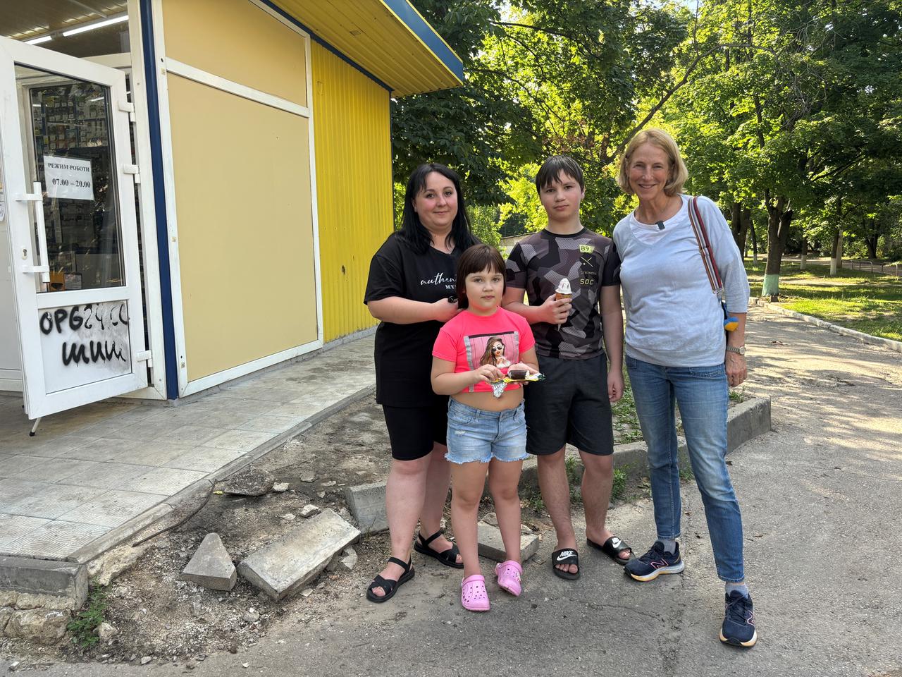 Zu sehen ist Reporterin Katrin Eigendorf Familie Tishchenko in der Ukraine