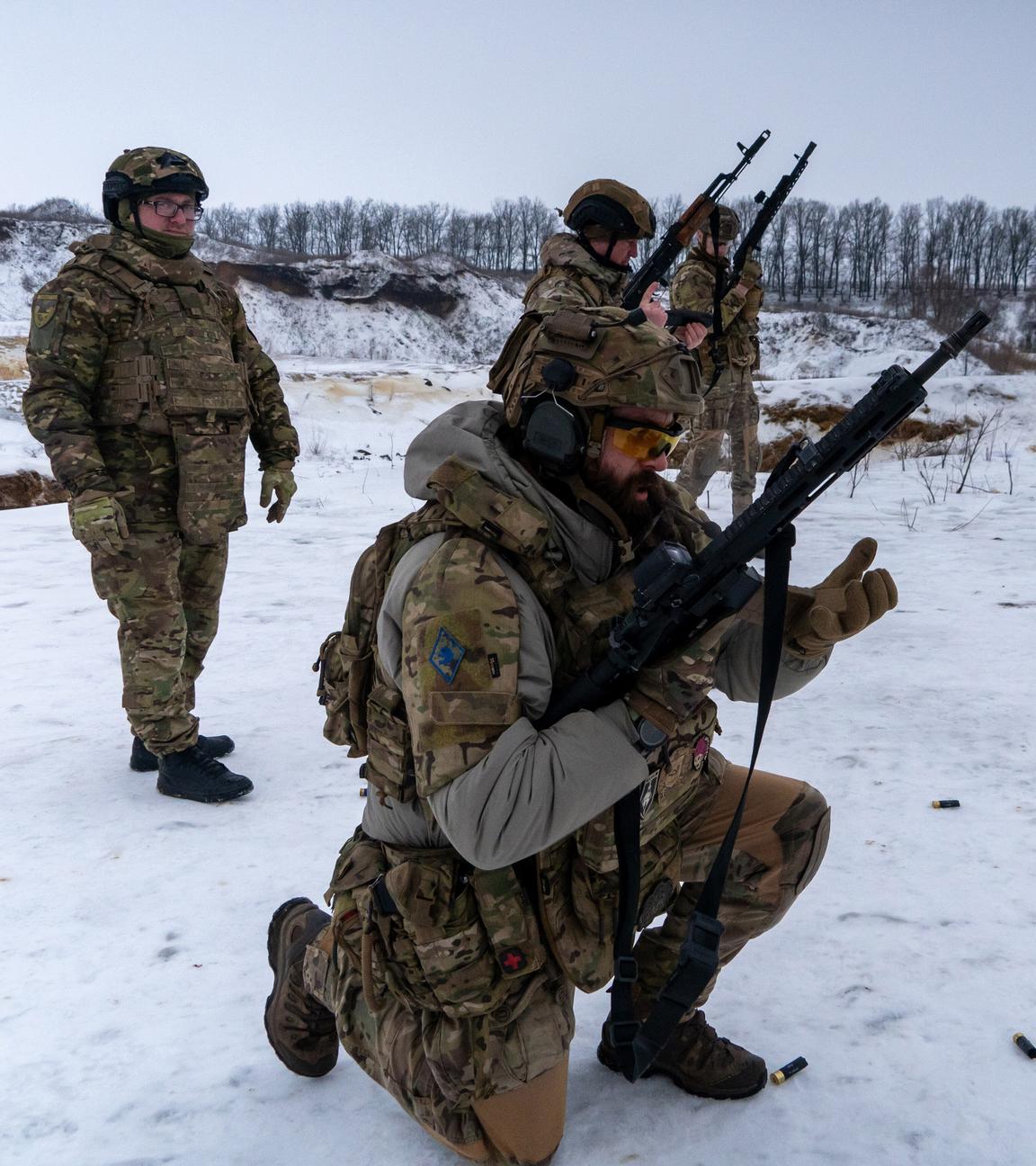 Ukrainische Soldaten in schneebedeckter Landschaft.