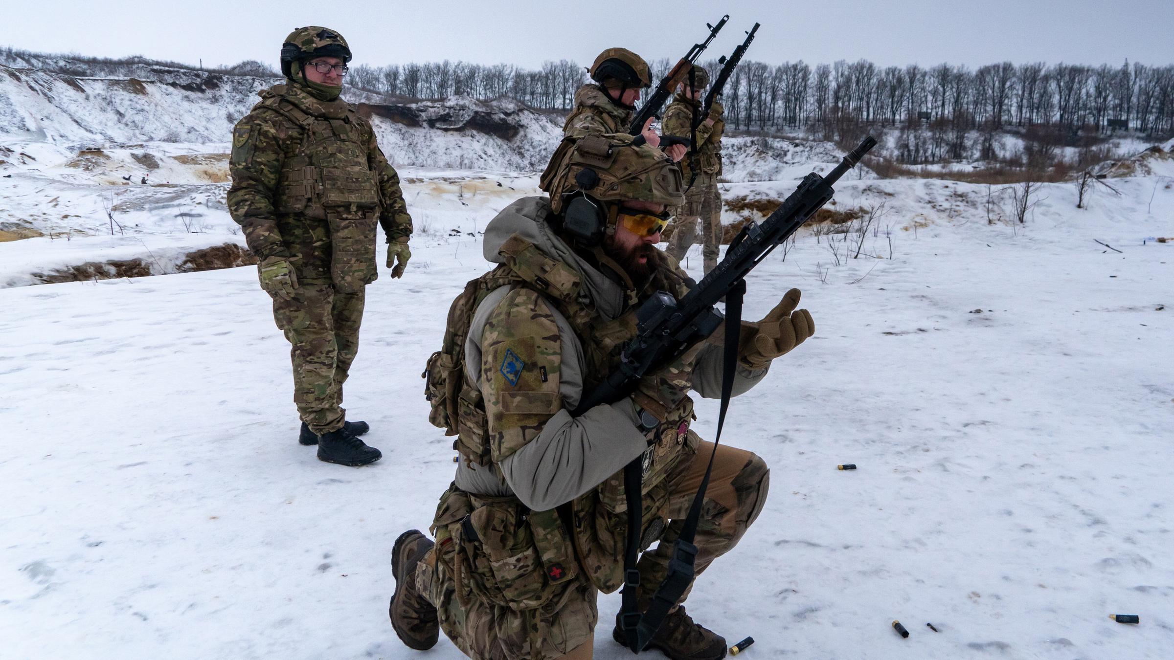 Ukrainische Soldaten in schneebedeckter Landschaft.