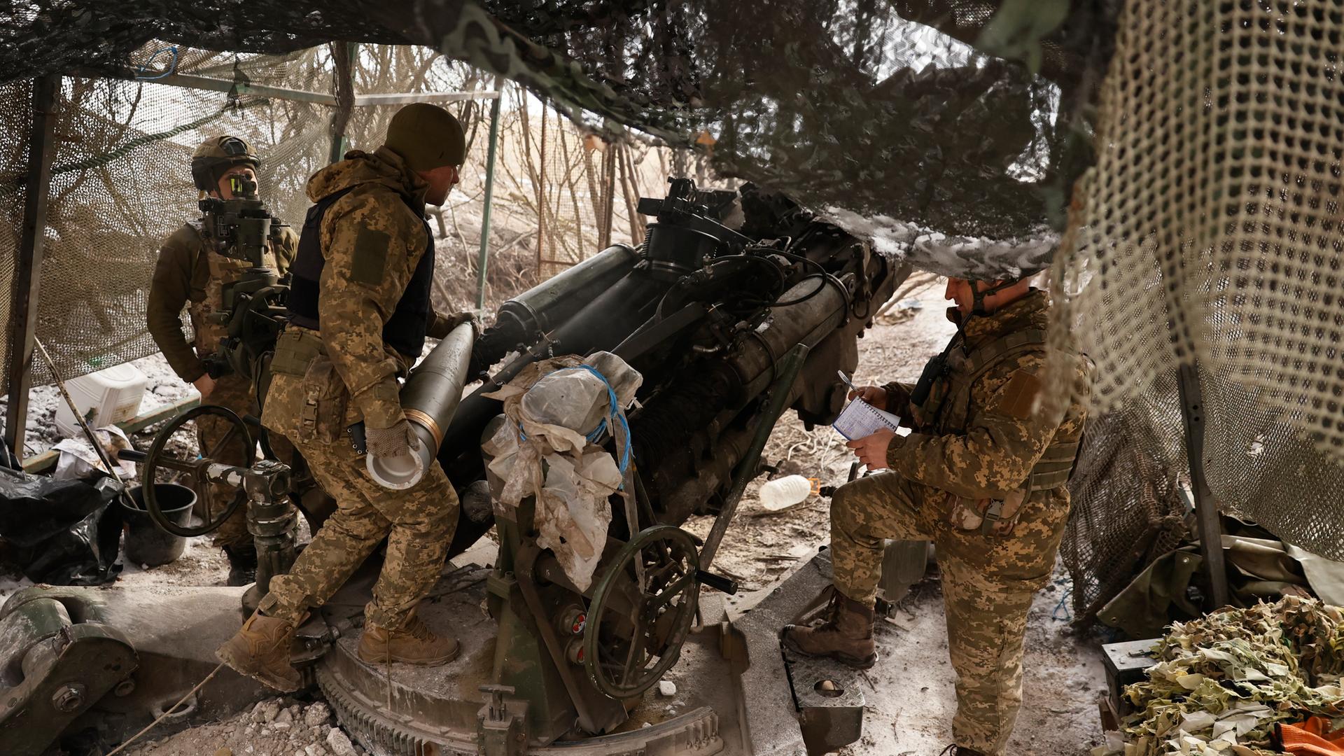  Ukrainische Soldaten feuern an der Front bei Donezk, Ukraine, eine Haubitze M777 auf russische Stellungen.
