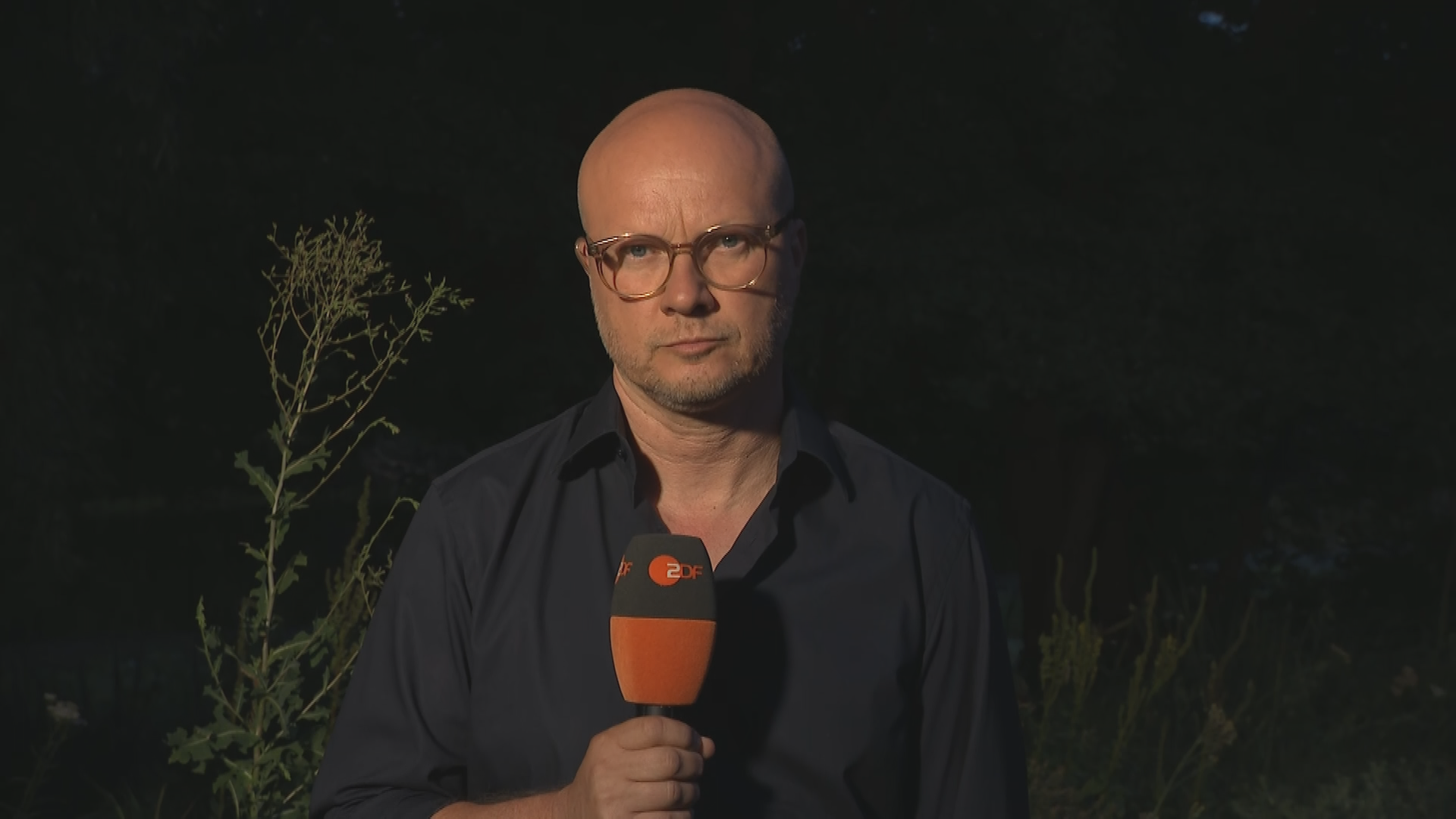 ZDF-Reporter Torge Bode berichtet aus der Ukraine ins ZDFheute live Studio. 