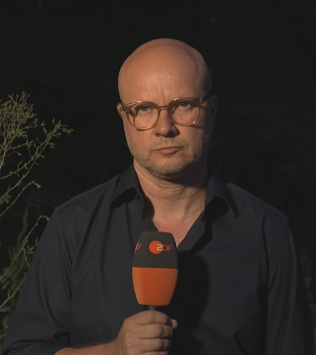 ZDF-Reporter Torge Bode berichtet aus der Ukraine ins ZDFheute live Studio. 