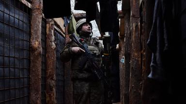 Ukrainischer Soldat in einem Schützengraben an der Frontlinie