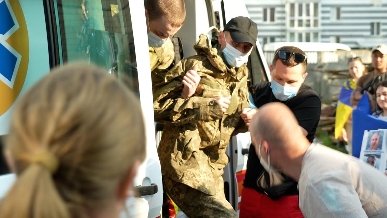 Ukrainischer Soldat kehrt aus der Gefangenschaft zurück.