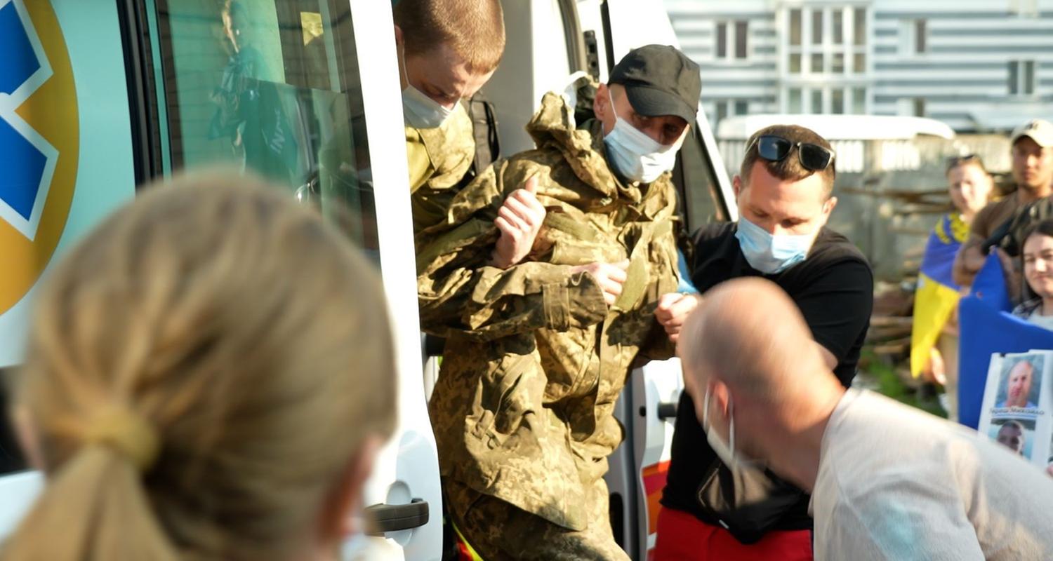 Ukrainischer Soldat kehrt aus der Gefangenschaft zurück.