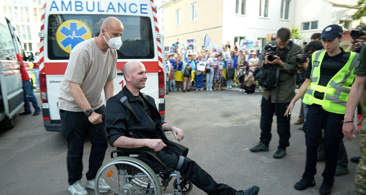 Ukrainischer Soldat kehr im Rollstuhl aus der Kriegsgefangenschaft zurück.