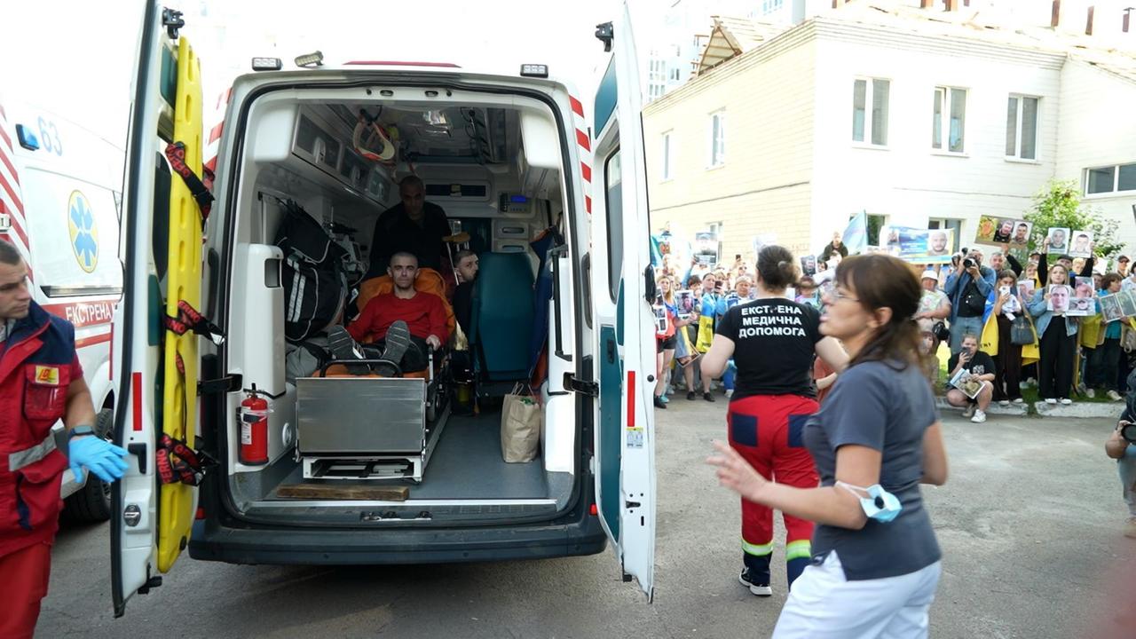 Ein ukrainischer Soldat kommt nach russischer Gefangenschaft in einem Krankenwagen an.