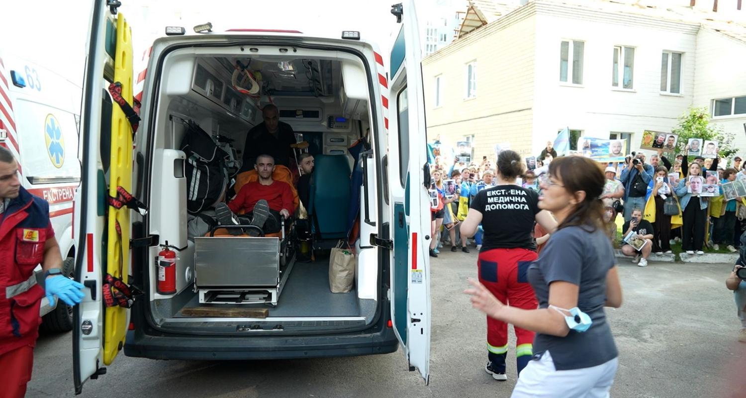 Ein ukrainischer Soldat kommt nach russischer Gefangenschaft in einem Krankenwagen an.