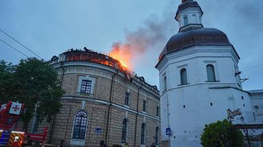  Die Kunstgalerie Mystetsky Arsenal brennt gegenüber dem beschädigten Höhlenkloster nach dem russischen Drohnen- und Raketenangriff in Kiew. 