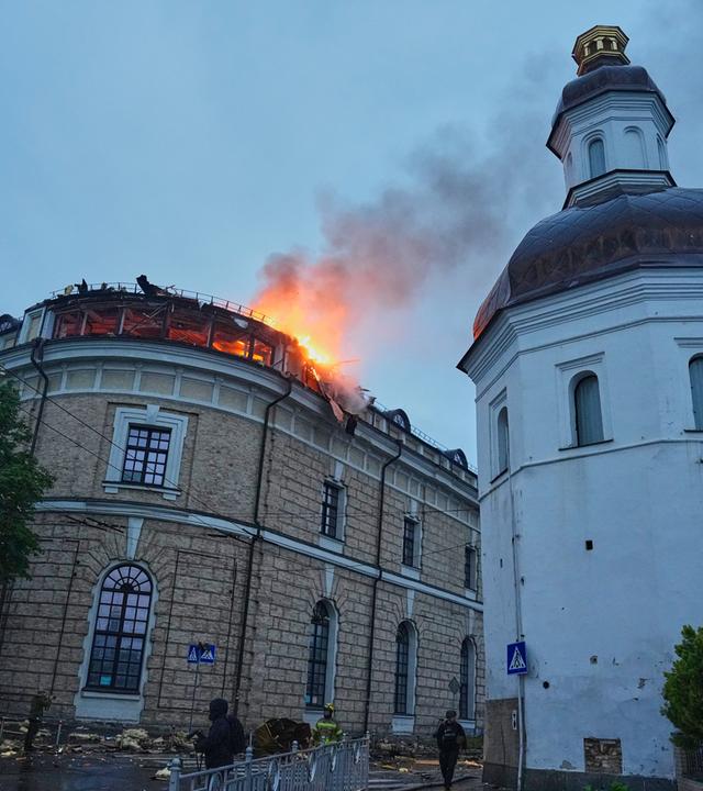  Die Kunstgalerie Mystetsky Arsenal brennt gegenüber dem beschädigten Höhlenkloster nach dem russischen Drohnen- und Raketenangriff in Kiew. 