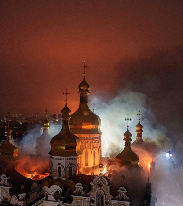 Rettungskräfte löschten am Montag während eines russischen Angriffs auf Kiew einen Brand in der Mariä-Entschlafens-Kathedrale der Kiewer Höhlenkloster. 