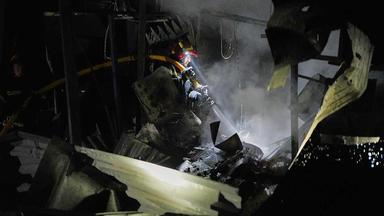 Feuerwehrleute löschen, nach einem russischen Raketenangriff, einen Brand in Kiew (Ukraine), aufgenommen am 01.09.2026
