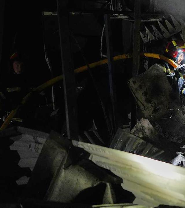 Feuerwehrleute löschen, nach einem russischen Raketenangriff, einen Brand in Kiew (Ukraine), aufgenommen am 01.09.2026