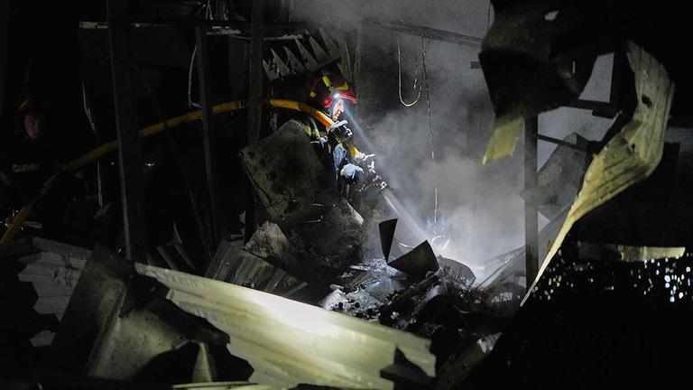 Feuerwehrleute löschen, nach einem russischen Raketenangriff, einen Brand in Kiew (Ukraine), aufgenommen am 01.09.2026