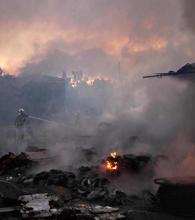 Feuerwehrleute versuchen, nach einem russischen Raketenangriff in Kiew (Ukraine), einen Brand zu löschen