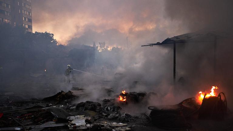 Feuerwehrleute versuchen, nach einem russischen Raketenangriff in Kiew (Ukraine), einen Brand zu löschen