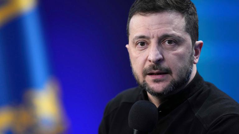 Ukraine, Kiew: Wolodymyr Selenskyj, Präsident der Ukraine, beantwortet Fragen von Journalisten während einer Pressekonferenz.