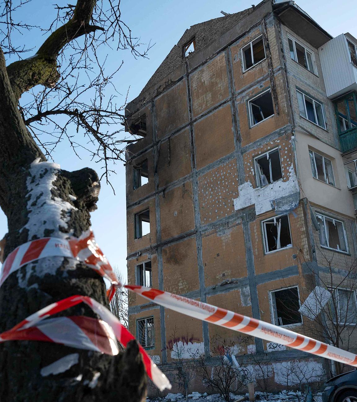 Ein Wohnhaus, das am 03.02.2026 in Kiew nach einem Luftangriff beschädigt wurde.