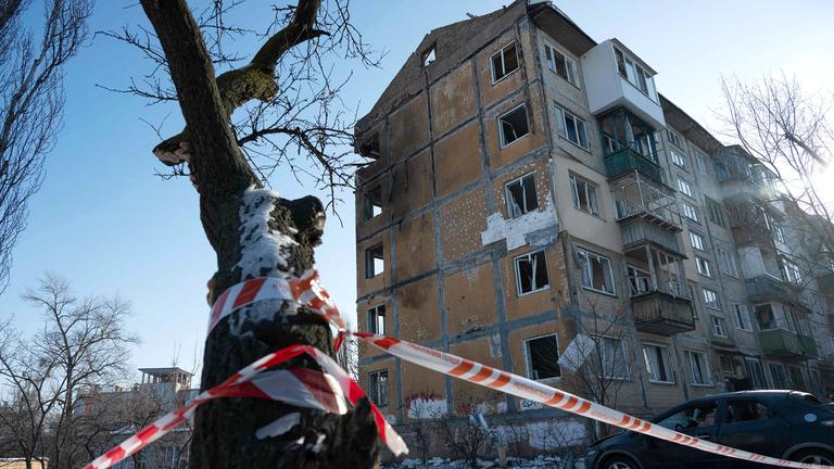 Ein Wohnhaus, das am 03.02.2026 in Kiew nach einem Luftangriff beschädigt wurde.