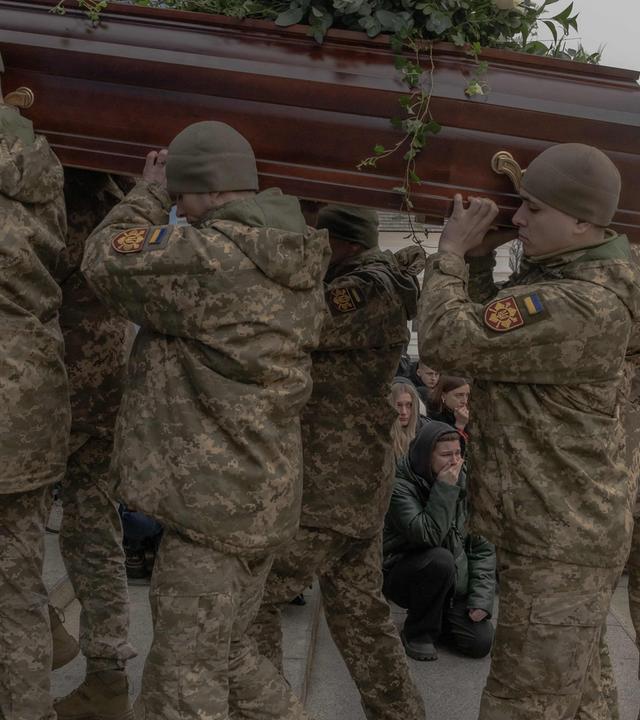 Trauernde knien nieder, während ukrainische Soldaten den Sarg von Volodymyr Rakov, einem ukrainischen Tänzer, Choreographen und Soldaten der 24. Mechanisierten Brigade, der am 6. Januar 2025 in Chasiv Yar, Region Donezk, bei seiner Beerdigungszeremonie im Goldenen Kuppelkloster des Heiligen Michael in Kiew am 2. März 2025 inmitten der russischen Invasion in der Ukraine getötet wurde, tragen. Großbritannien und Frankreich arbeiten gemeinsam mit der Ukraine an Plänen zur Beendigung der Kämpfe mit Russland, sagte Premierminister Keir Starmer am Sonntag, als die europäischen Staats- und Regierungschefs nach dem Eklat zwischen Kiew und Washington zu Krisengesprächen zusammenkamen. 