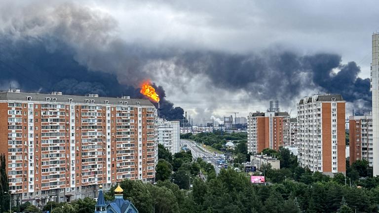Ein Großfeuer im Osten Moskaus. 