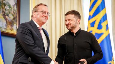 Ukraine, Kiew: Boris Pistorius (SPD, l), Bundesminister der Verteidigung, und Wolodymyr Selenskyj, Präsident der Ukraine, geben nach einem Gespräch eine Pressekonferenz.