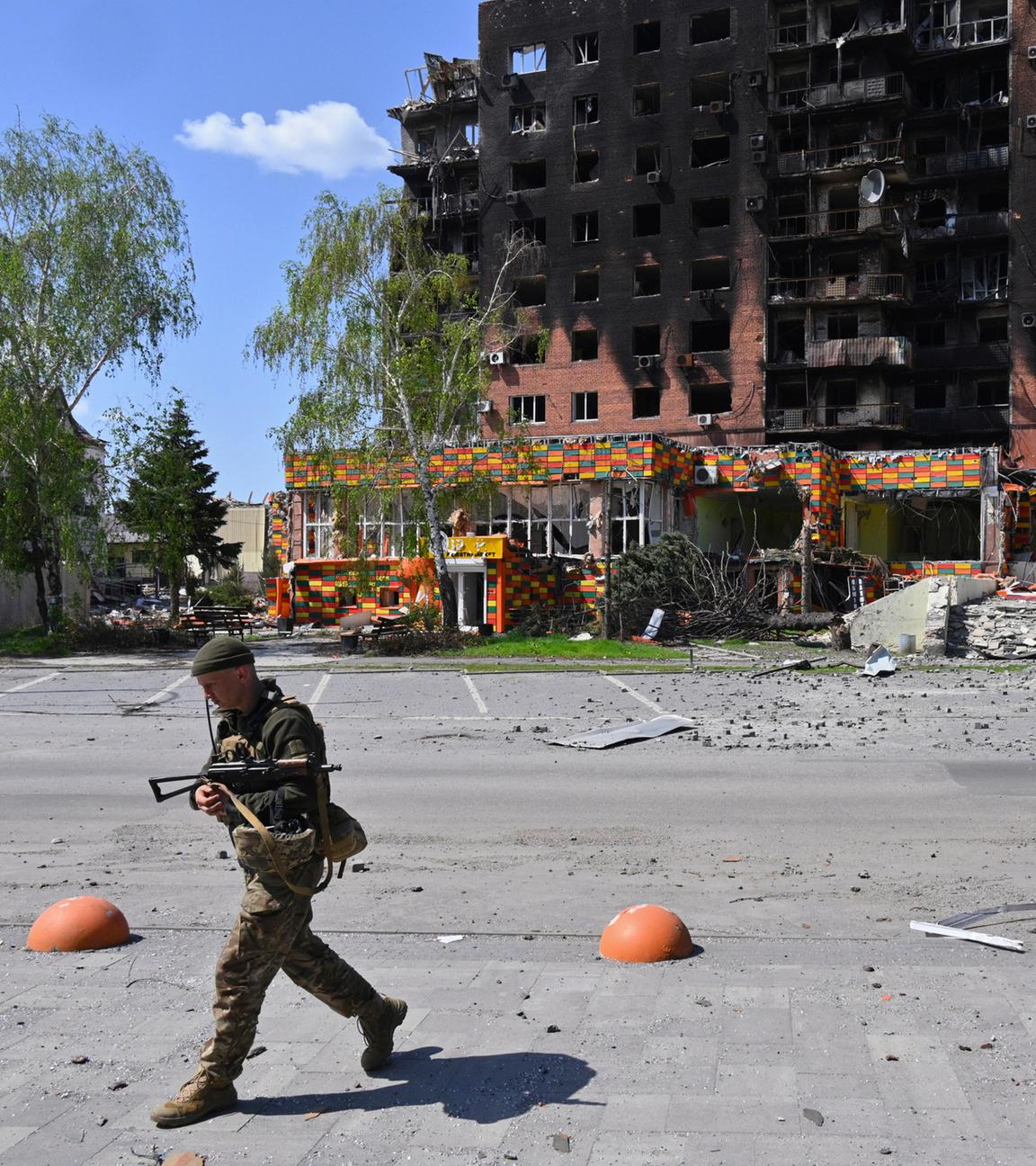 Ukraine, Pokrowsk: Ein ukrainischer Soldat geht an beschädigten Gebäuden im Zentrum von Pokrowsk vorbei, Archivbild
