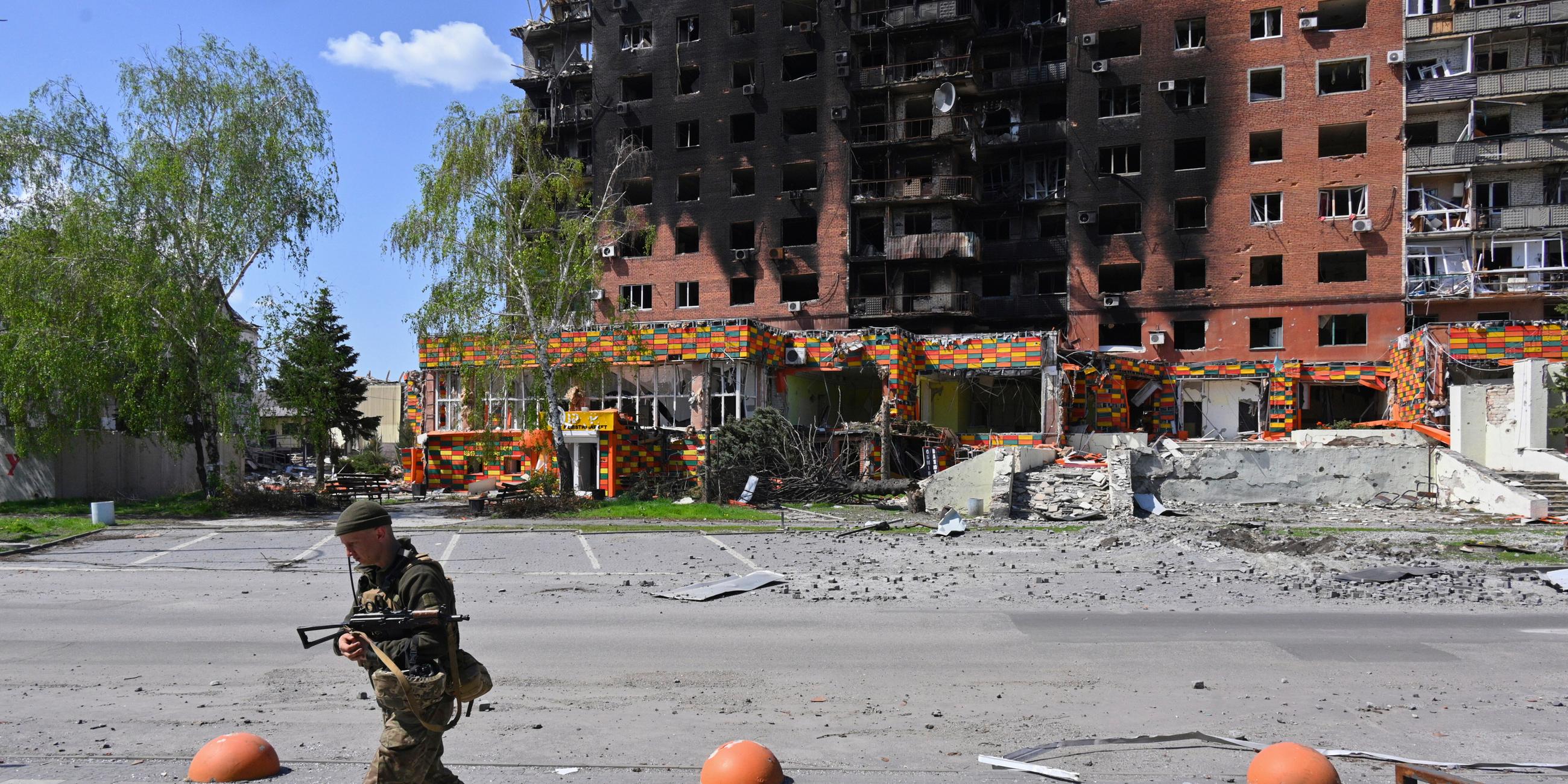 Ukraine, Pokrowsk: Ein ukrainischer Soldat geht an beschädigten Gebäuden im Zentrum von Pokrowsk vorbei, Archivbild
