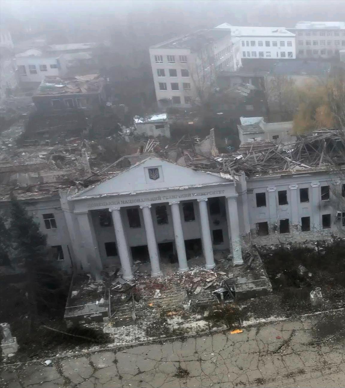  Dieses Bild aus einem vom Pressedienst des russischen Verteidigungsministeriums am 2. Dezember 2025 zur Verfügung gestellten Video zeigt eine Luftaufnahme eines beschädigten Gebäudes der Nationalen Technischen Universität in Pokrowsk, einer Stadt in der Region Donetsk.