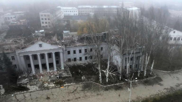  Dieses Bild aus einem vom Pressedienst des russischen Verteidigungsministeriums am 2. Dezember 2025 zur Verfügung gestellten Video zeigt eine Luftaufnahme eines beschädigten Gebäudes der Nationalen Technischen Universität in Pokrowsk, einer Stadt in der Region Donetsk.