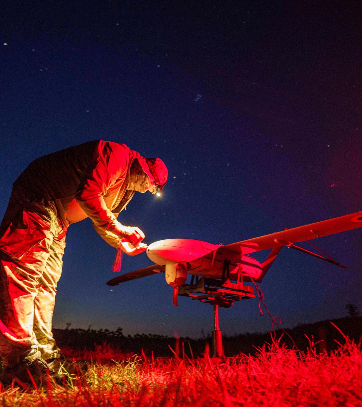 Ein Soldat der ukrainischen Nationalgarde der 3. Brigade "Spartan" bereitet eine Penguin-Drohne in der Nähe der Frontlinie in Richtung Pokrowsk, Ukraine, für den Flug vor