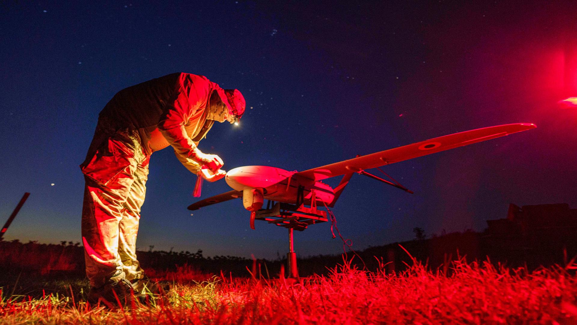 Ein Soldat der ukrainischen Nationalgarde der 3. Brigade "Spartan" bereitet eine Penguin-Drohne in der Nähe der Frontlinie in Richtung Pokrowsk, Ukraine, für den Flug vor
