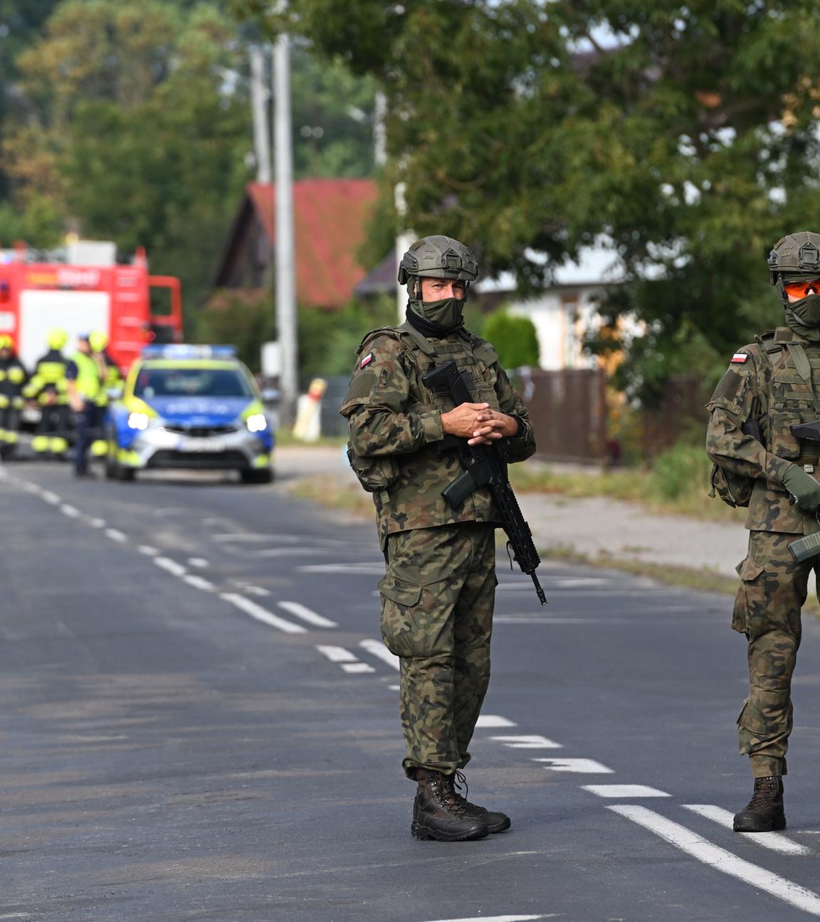 Rettungskräfte und Polizei am Ort eines Drohnenangriffs in Wyryki.