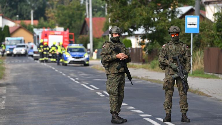 Rettungskräfte und Polizei am Ort eines Drohnenangriffs in Wyryki.