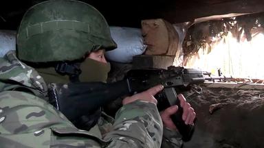 Archiv: Ein russischer Soldat in einem Bunker im russisch-ukrainischen Grenzgebiet in der Region Kursk, Russland am 24.10.2024