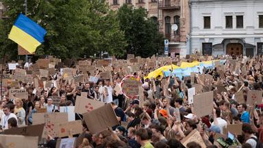 Ukraine: Kiew: Menschen protestierten gegen die Absetzung von Verteidigungsminister Fedorow.