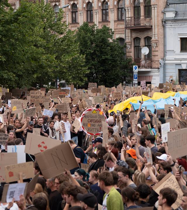 Ukraine: Kiew: Menschen protestierten gegen die Absetzung von Verteidigungsminister Fedorow.