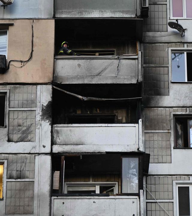 Ukraine: Kiew: Die russischen Luftangriffe sind an einem Merhfamilienhaus duetlich zu erkennen. 