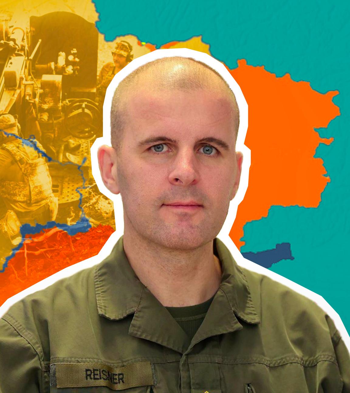 Oberst Markus Reisner ist vor einer Karte der Ukraine mit aktuellem Frontverlauf abgebildet.