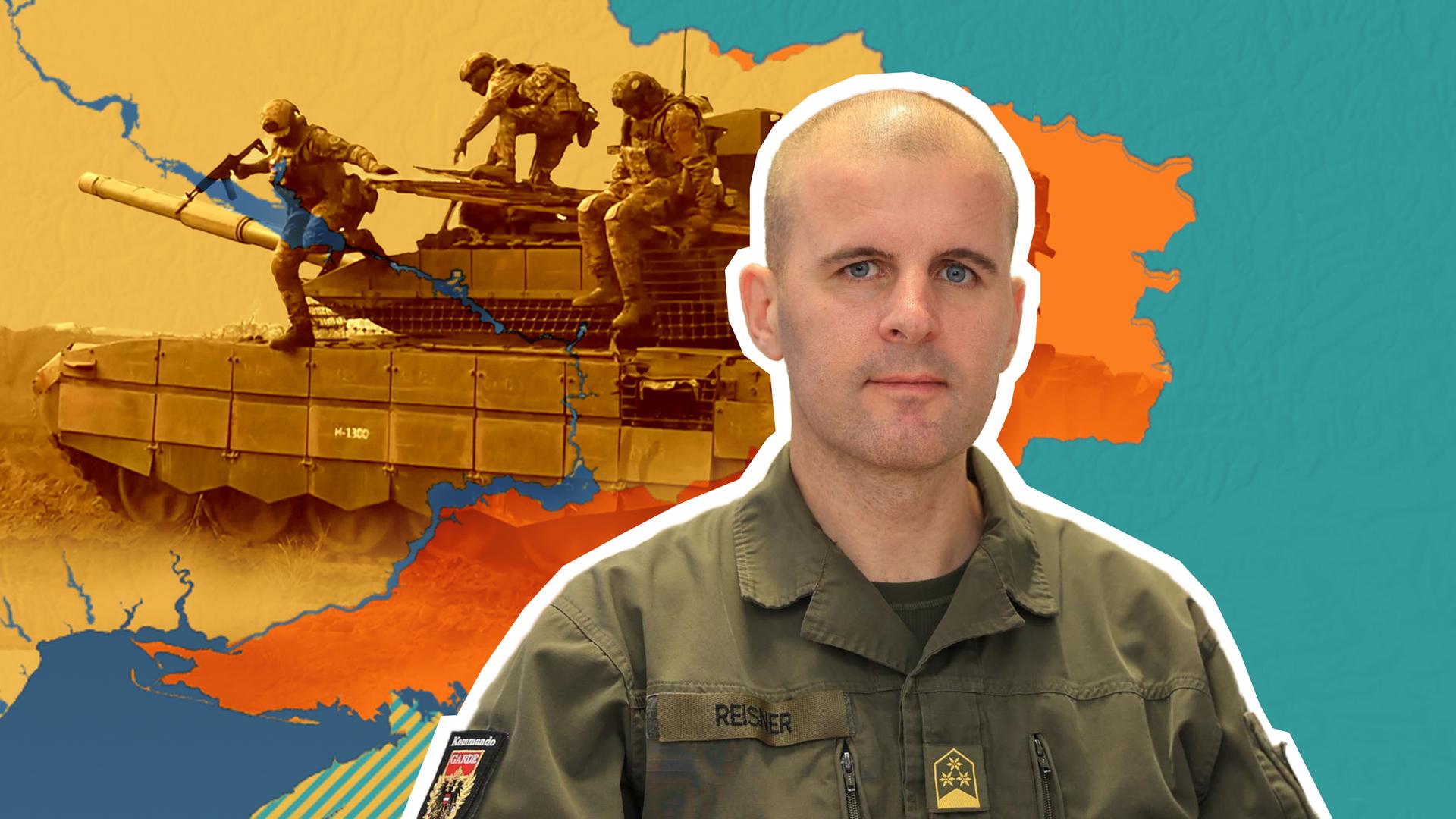 Oberst Reisner ist vor einer Karte der Ukraine mit aktuellem Frontverlauf und einem Panzer abgebildet.