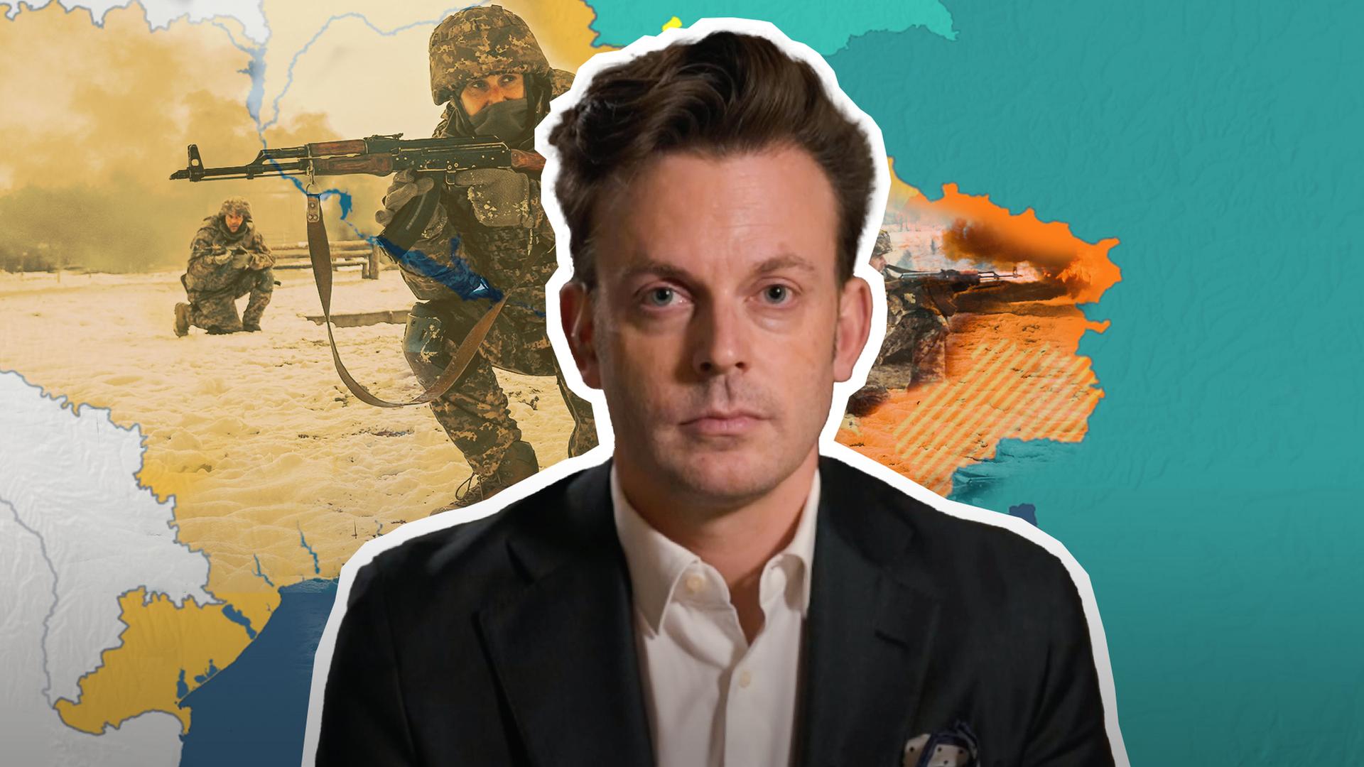 Militäranalyst Franz-Stefan Gady ist vor einer Karte der Ukraine mit eingezeichnetem Frontverlauf abgebildet.