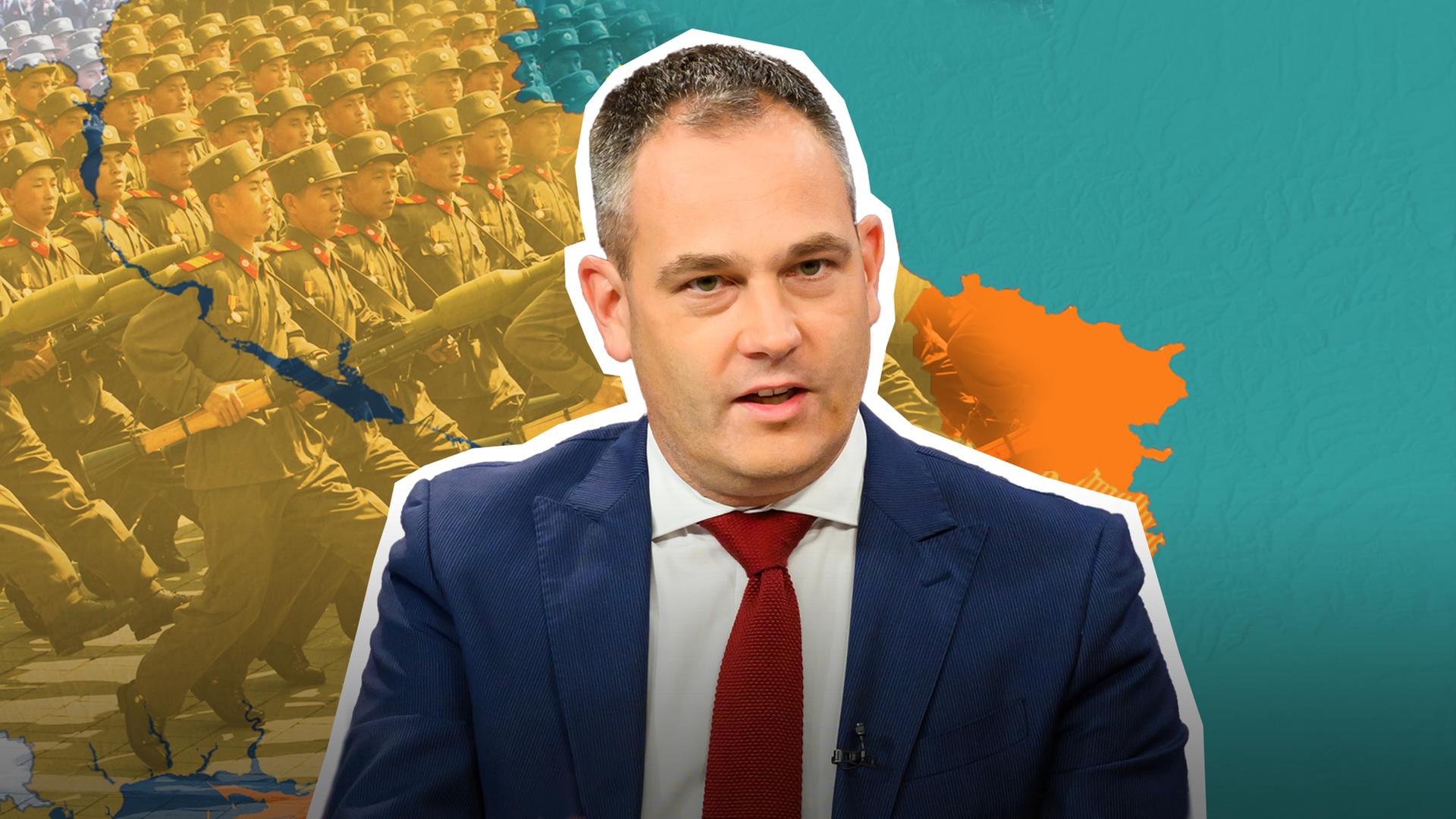 Militärexperte Gustav Gressel ist vor einer Karte der Ukraine abgebildet, auf der auch nordkoreanische Soldaten abgebildet. 