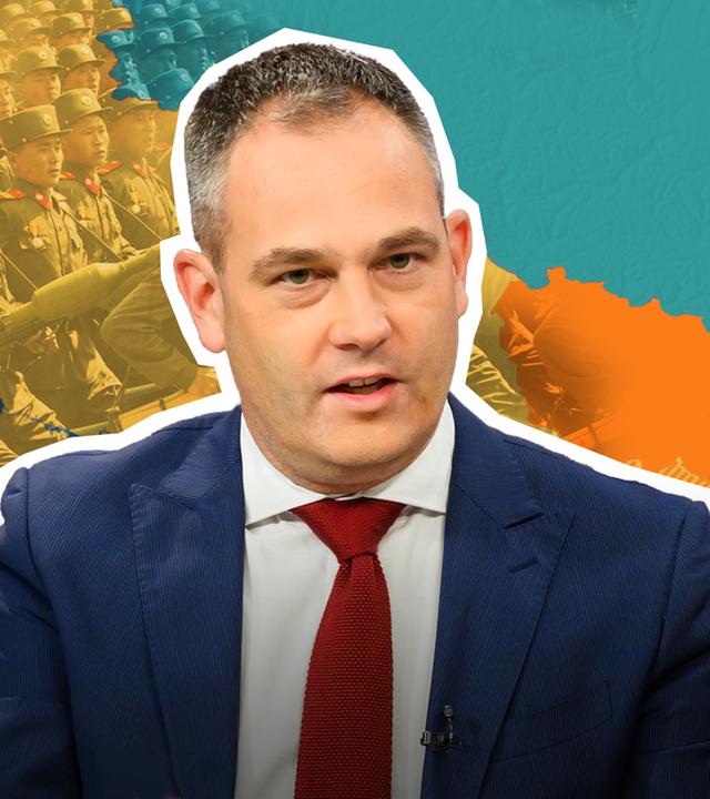 Militärexperte Gustav Gressel ist vor einer Karte der Ukraine abgebildet, auf der auch nordkoreanische Soldaten abgebildet. 
