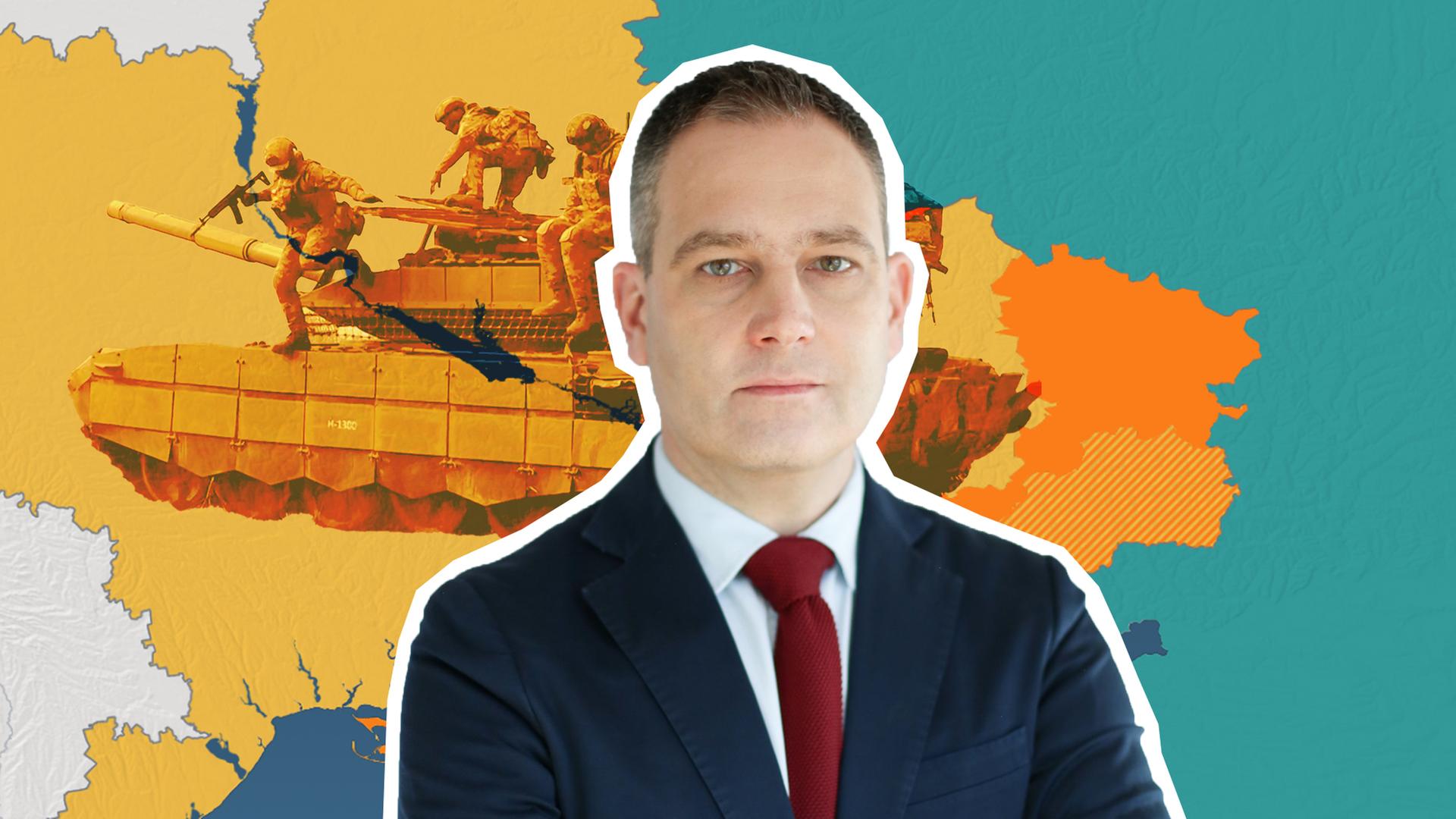 Militärexperte Gustav Gressel ist vor einer Karte der Ukraine sowie einem russischen Panzer mit aktuellen Frontverlauf abgebildet 